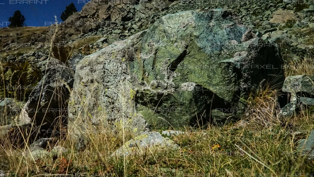 La roche de serpentinite est colorée de tons bleus, jaunes et verts