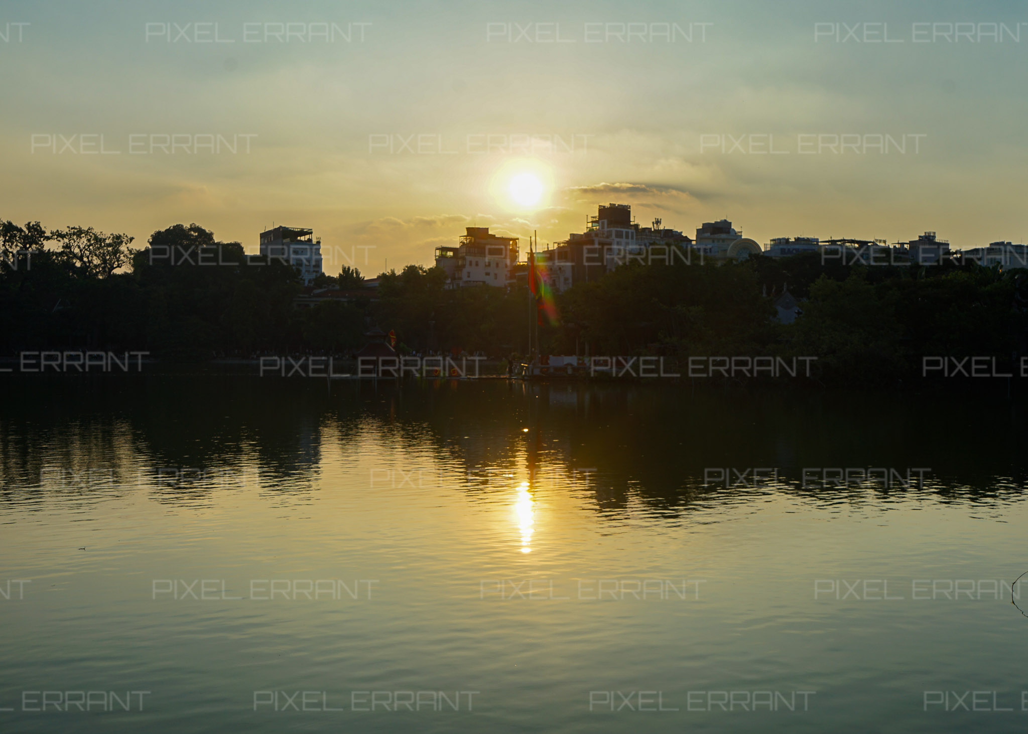 Coucher de soleil sur le lac Hoan Kiem