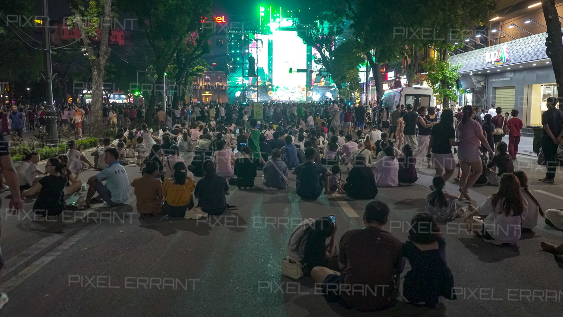 Public du concert de clôture du Festival Thang Long