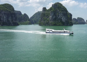 Bateau de tourisme dans la Baie d'Halong