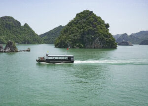 Navette de transfert de voyageurs entre les bateaux de croisières et la baie d'Halong