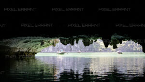 Ouverture de la grotte de Luon vers la partie fermée par les falaises