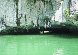 Encohes de sédimentaions à l'entrée de la grotte de Luon dans la Baie d'Halong