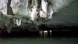 Le plafond bas de la grotte de Luon