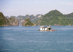 Ferme aquacole dans la baie d'Halong