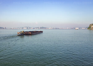 Barge destinée au transport de charbon dans la baie d'Halong